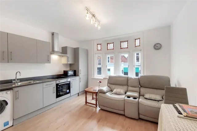 Upper Richmond Road, London, SW15, photo 1