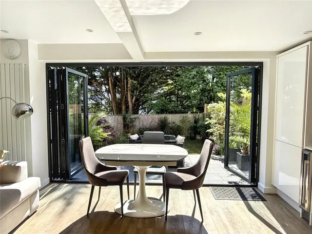 Photo 3 — South Close, Barnet, EN5 5TP