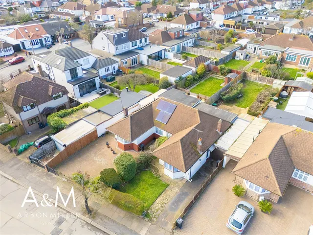 Kirkland Avenue, Clayhall, Essexx, Ilford, Essex, IG50TN, photo 1
