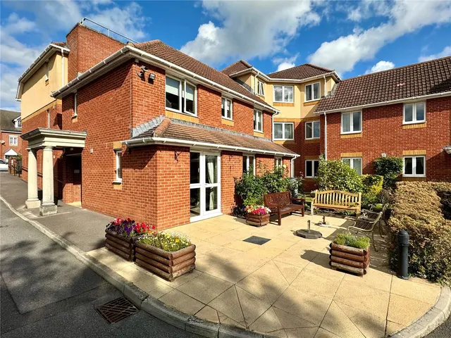 Victoria Road, Farnborough, Hampshire, GU14 7PB, photo 1