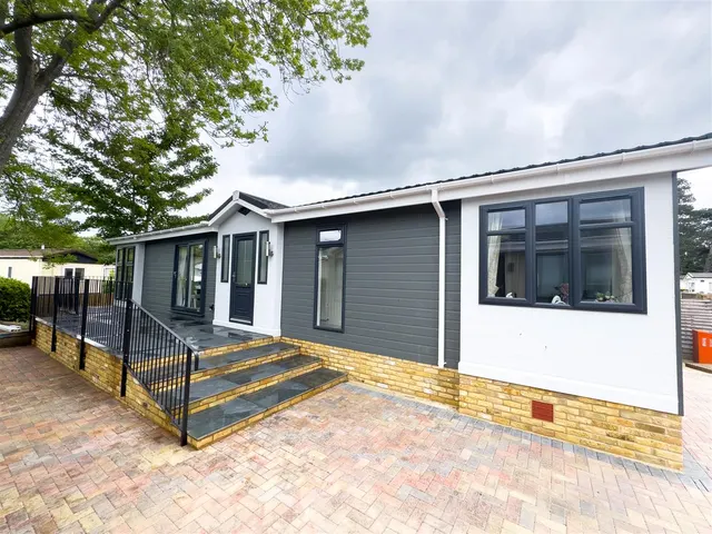 Willows Riverside Park, Windsor, SL4 5TJ, photo 1
