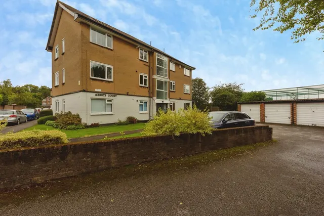 Sale, Greater Manchester, M33, photo 1