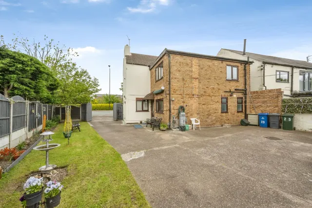 Photo 2 — Hatfield Road, Thorne, Doncaster