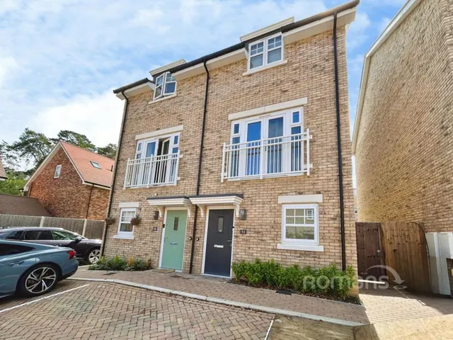 The Fairway, Fleet, GU51, photo 1