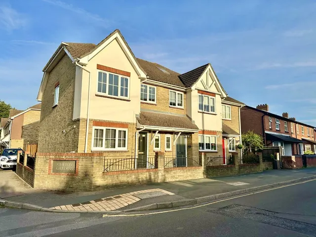 Frimley Green, Camberley, photo 1
