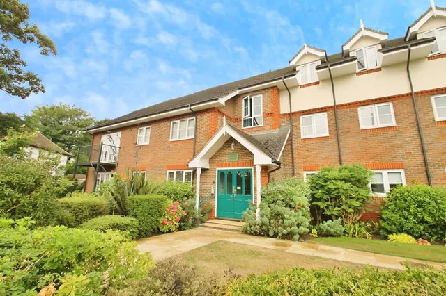 Hanover Court, 432 Uxbridge Road, Pinner, photo 1
