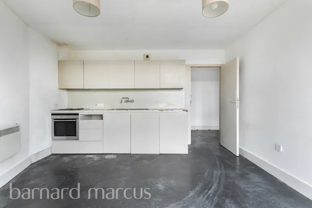 Garratt Lane, London, SW18, photo 3