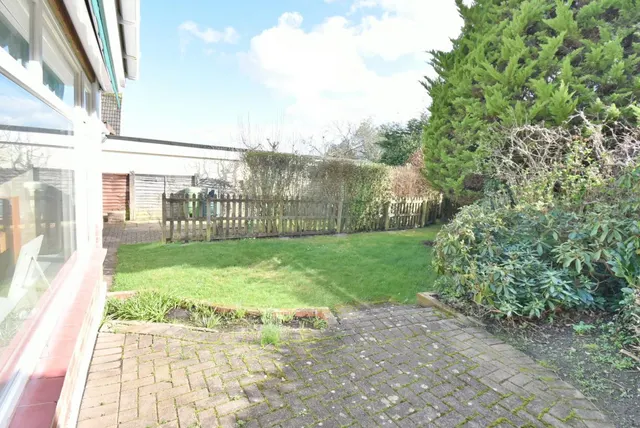 Elm Tree Walk, BH22, photo 3