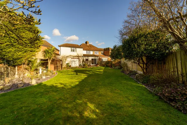 Beechwood Avenue, Staines-upon-Thames, photo 1