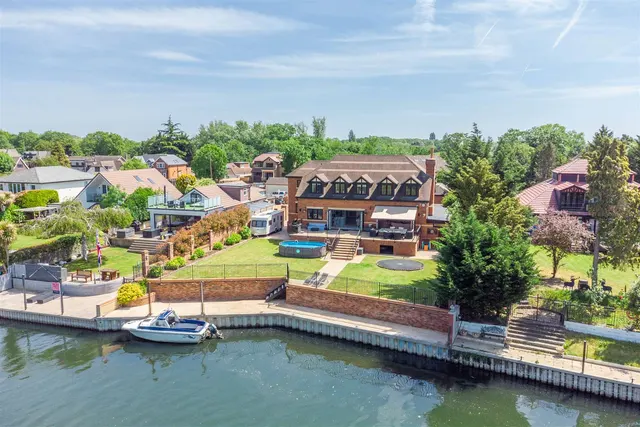 The Avenue, Wraysbury, Staines-Upon-Thames, TW19 5EY, photo 1