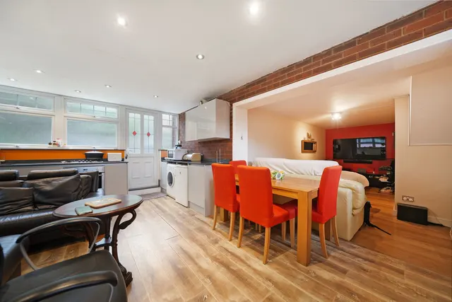 Photo 3 — Arlington Green, Mill Hill East, NW7 1GW