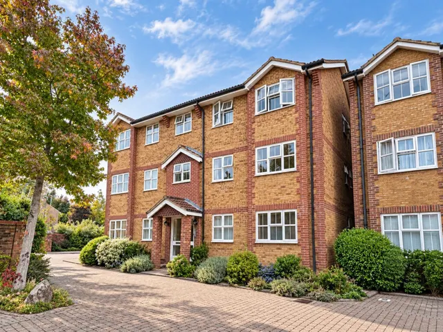 Rushams Road, Horsham, RH12, photo 1