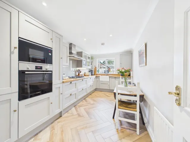 Rushams Road, Horsham, RH12, photo 2