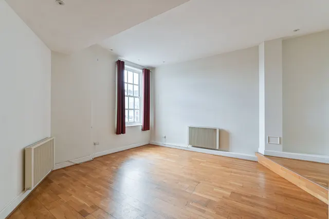 Photo 3 — Flat 4, 668 Streatham High Road, London