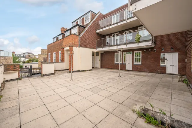 Flat 4, 668 Streatham High Road, London, photo 1