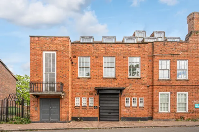 Photo 2 — Flat 4, 668 Streatham High Road, London