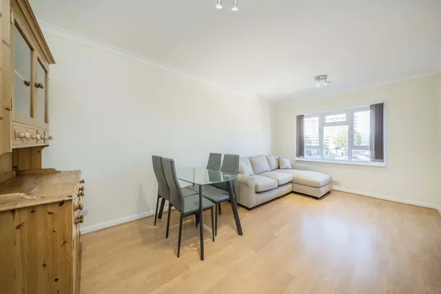 Fairfield East, KT1, photo 2