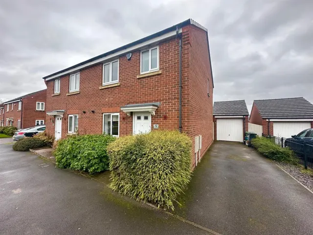 Chandler Drive, Kingswinford, photo 1