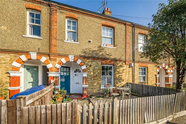 Beards Hill, Hampton, TW12 2AQ, photo 1