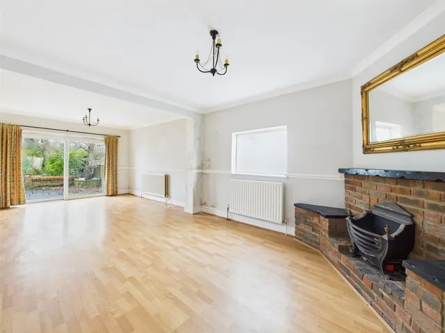 Photo 2 — Woodford Crescent, Pinner, HA5 3TZ