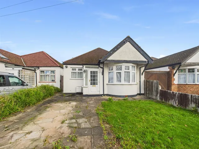 Woodford Crescent, Pinner, HA5 3TZ, photo 1