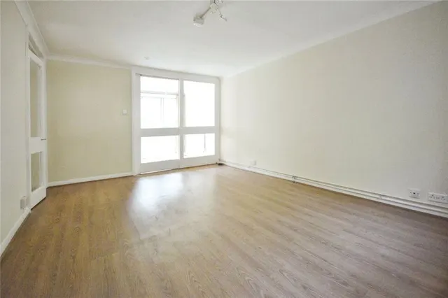 Priory Close, Walton-on-thames, KT12, photo 2
