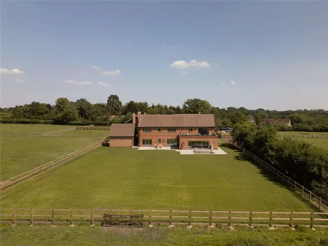Photo 2 — Fryerning Mews, Beggar Hill, Fryerning, Ingatestone, CM4 0PD