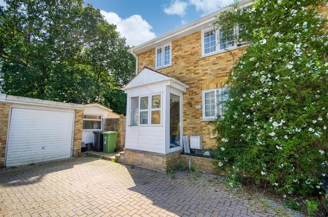 Rose Close, Hedge End, Southampton, SO30 2GR, photo 1