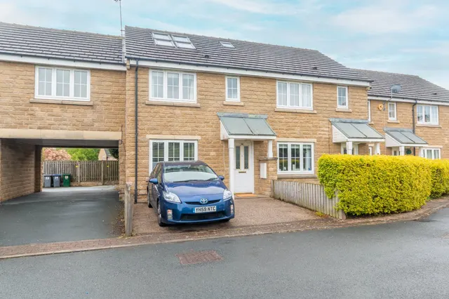 Lysander Way, Cottingley, BD16, photo 1