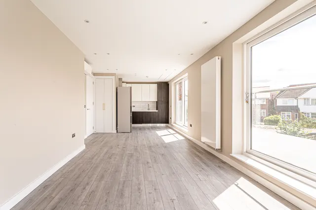 Photo 2 — Flat 3, 68 The Ridgeway, London