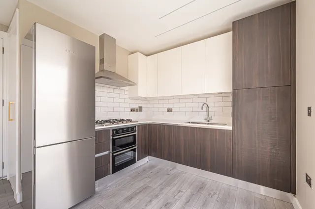 Photo 3 — Flat 3, 68 The Ridgeway, London