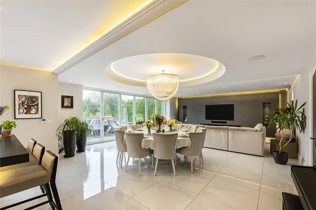 Photo 2 — Oakleigh Avenue, Whetstone, London, N20 9JJ