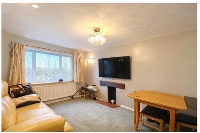 Photo 3 — Devon Road, Luton LU2 0RL