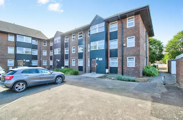 Veronica Close, Romford, RM3, photo 1