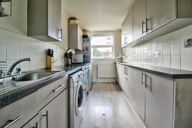 Veronica Close, Romford, RM3, photo 3