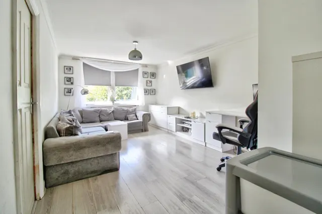 Veronica Close, Romford, RM3, photo 2