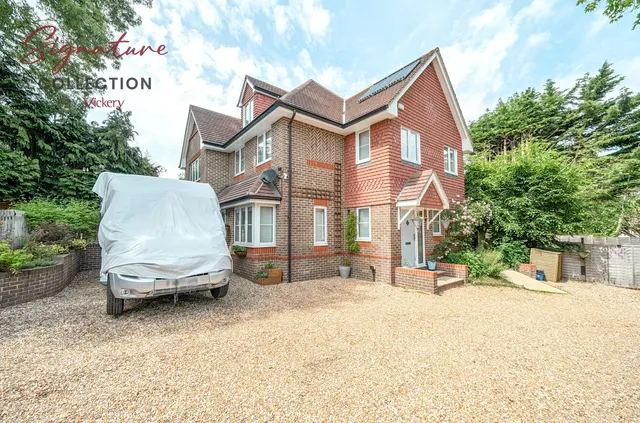 Fernhill Lane, Blackwater, Camberley, Hampshire, GU17 9HA, photo 1