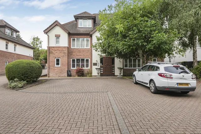 Windsor Court, Hornchurch Hill, CR3, photo 1