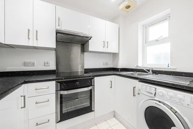 Windsor Court, Hornchurch Hill, CR3, photo 3