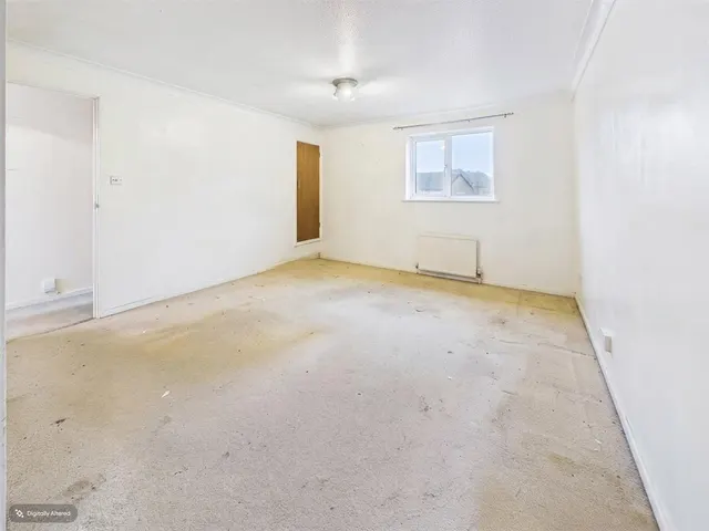 Hillingdale, Broadfield, RH11, photo 2