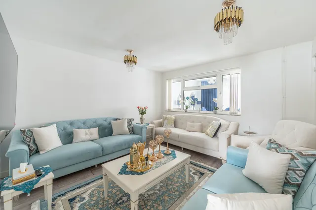 Photo 2 — 15 Robb Road, Stanmore