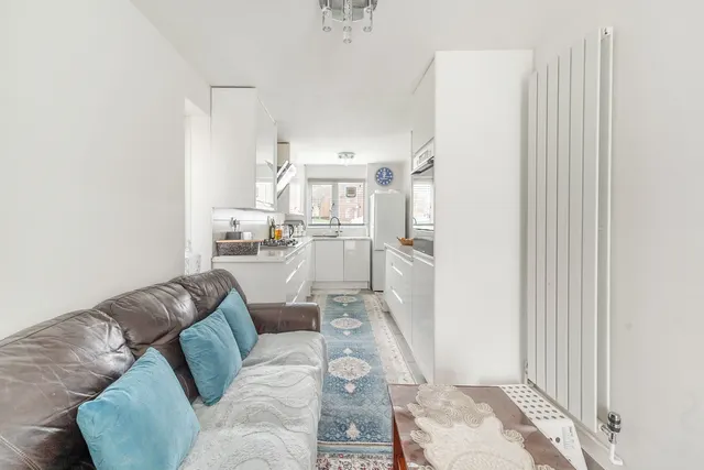 Photo 3 — 15 Robb Road, Stanmore