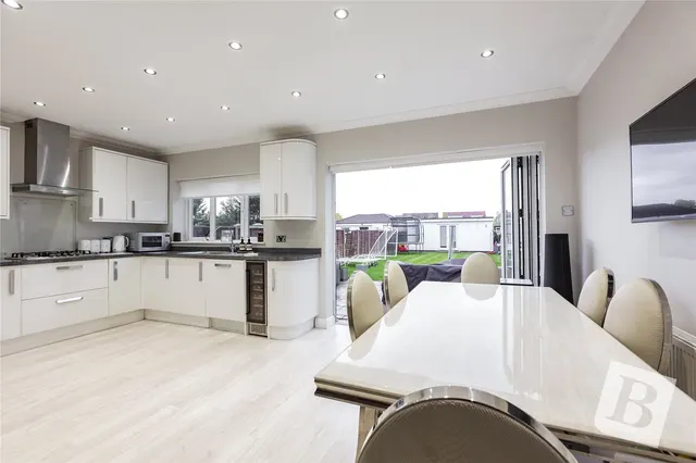 Hornchurch, RM12, photo 1