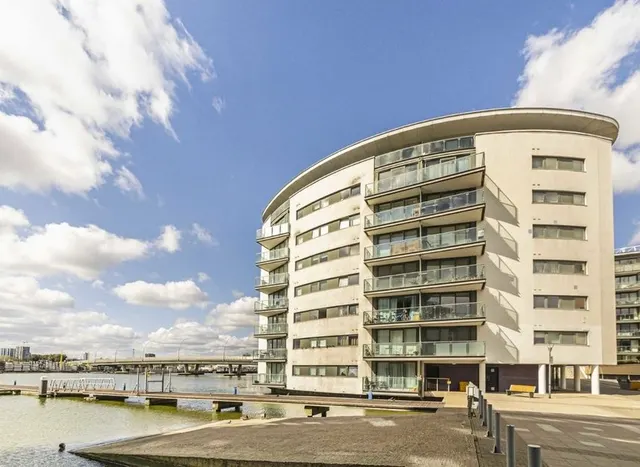 Basin Approach, Gallions Reach, E16, photo 1