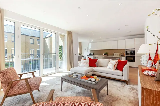 Pinewood Gardens, Teddington, TW11 9FJ, photo 1