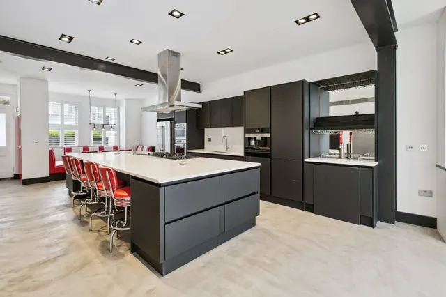 Photo 2 — Eddiscombe Road, London, SW6 4TZ