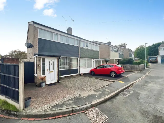 off Lea Bank Avenue, Kidderminster, DY11, photo 1
