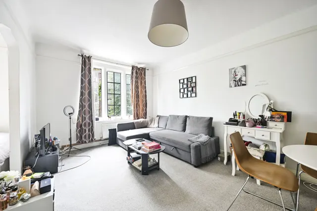 49 Hillsborough Court, Mortimer Crescent, London, photo 1
