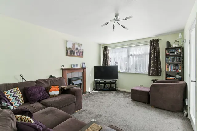 Photo 3 — Broom Grove, Knebworth, Knebworth, SG3 6BQ