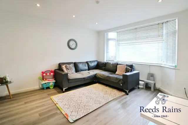 Photo 3 — Copthorne Avenue, Ilford, IG6